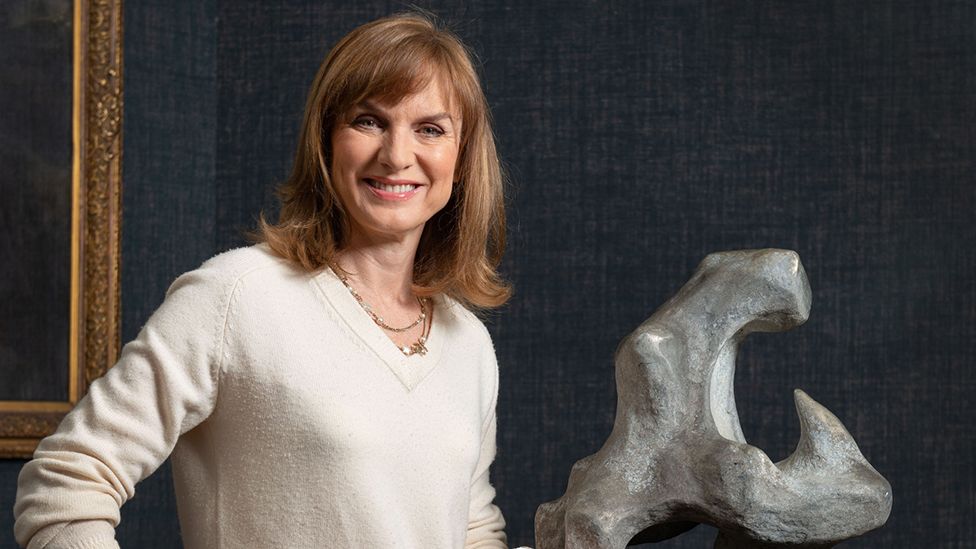 Fiona Bruce with the possible Henry Moore sculpture