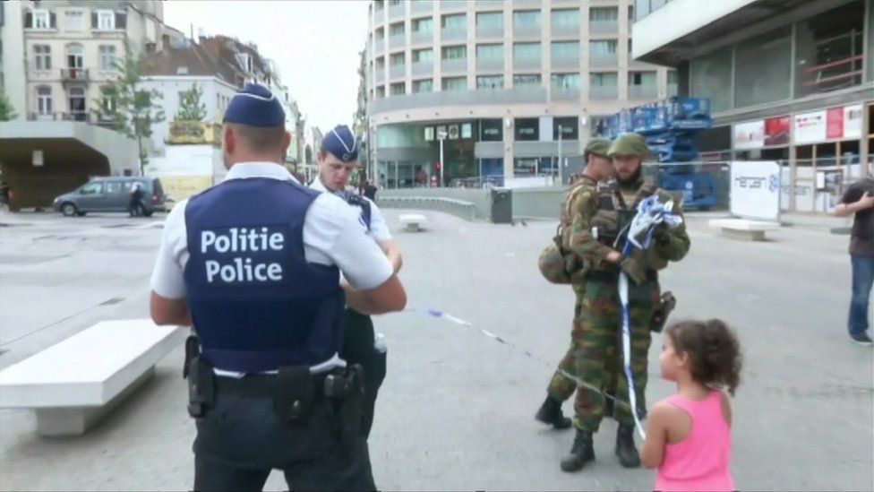 Police and army in Brussels remove a security cordon with the help of a little girl (20 July 2016)