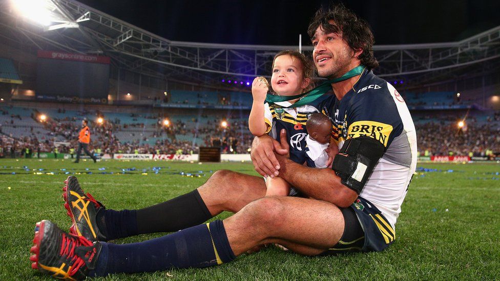 Капитан «Ковбоев» Джонатан Терстон в центре поля со своей дочерью Фрэнки Терстон на стадионе ANZ 4 октября 2015 года в Сиднее, Австралия.