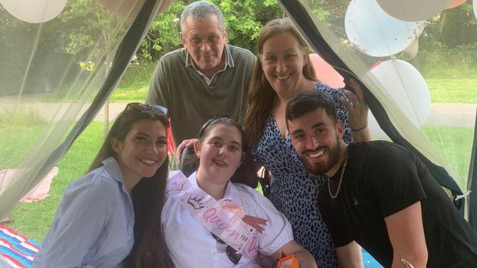 Macy Window and family - brother Harry, 22, sister Hattie, 19, mum Terri and dad Clive