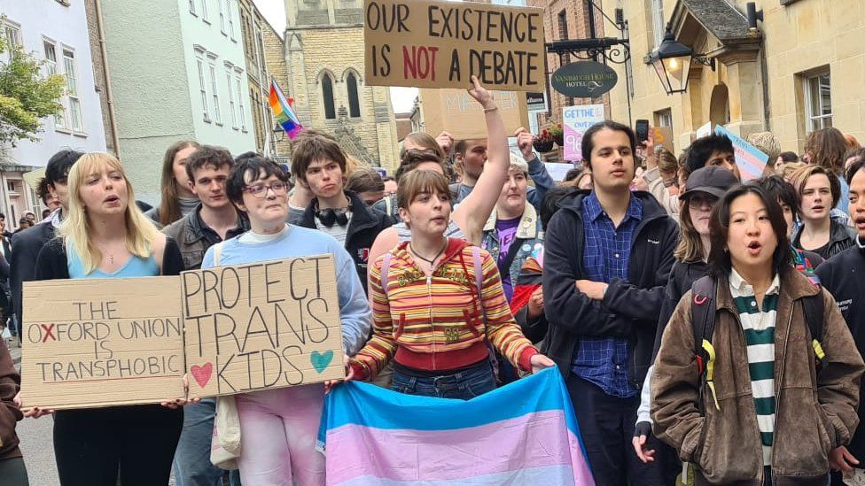 Протестующие собираются возле Оксфордского союза во время выступления профессора Кэтлин Сток
