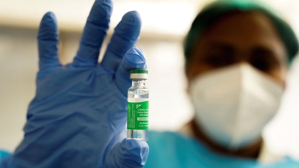 Медсестра держит флакон с вакциной против коронавируса AstraZeneca (COVID-19) в клинике Нгалиема в Киншасе