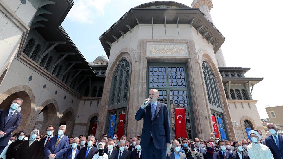 Erdogan addressing crowds at the inauguration