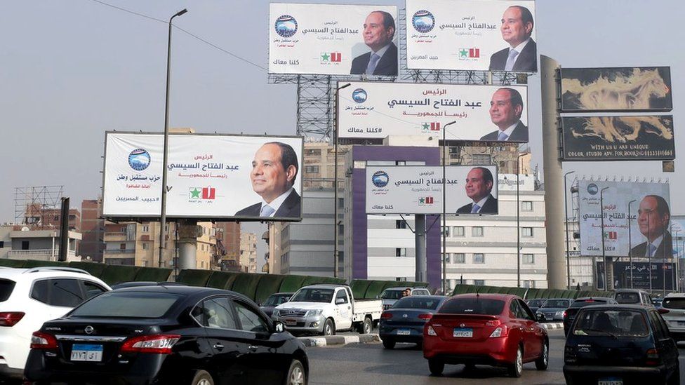 Cars drive past election billboards for Egyptian President Abdul Fattah al-Sisi in Cairo, Egypt (6 December 2023)