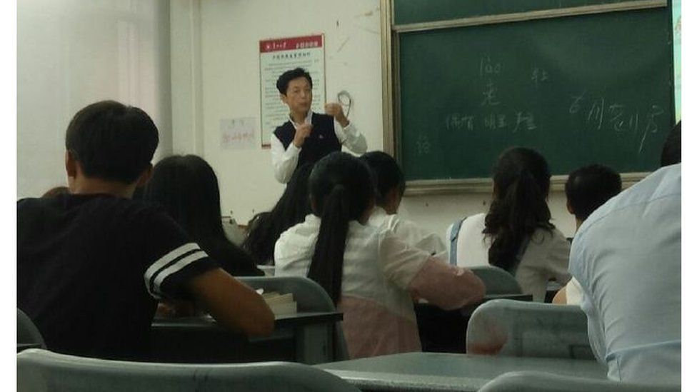 Professor Hu Ming teaching a class