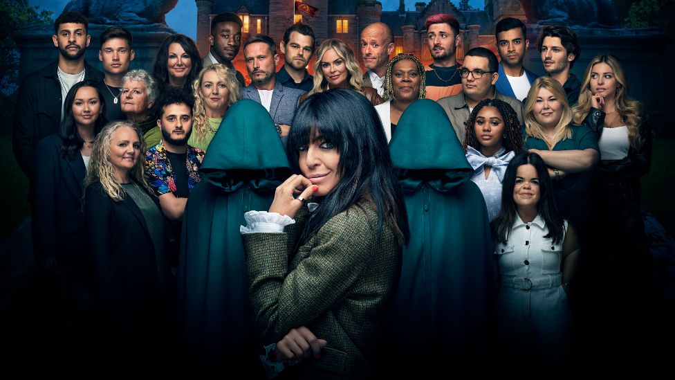 Claudia Winkleman mit den Teilnehmern von The Traitors