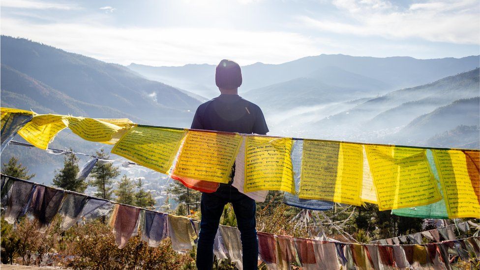 Мужчина смотрит на горы Бутана