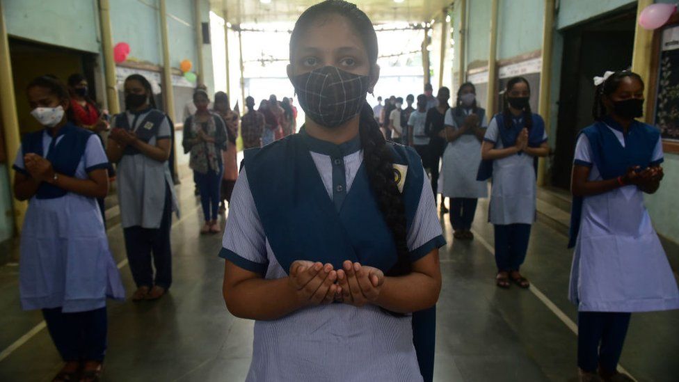 Учащиеся посещают занятия в классе после открытия школ со всеми протоколами Covid-19 в соответствии с указаниями правительства штата 4 октября 2021 года в Мумбаи, Индия.