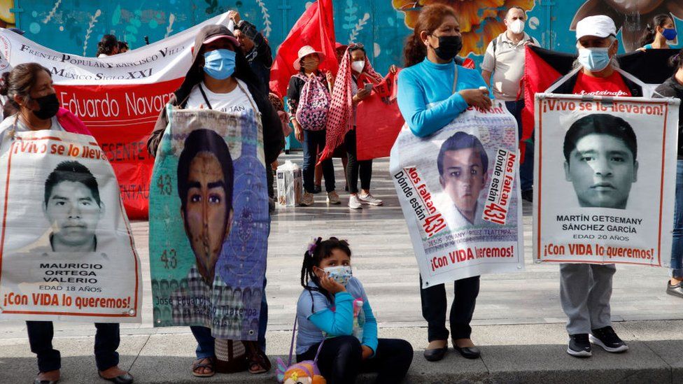 Родственники пропавших без вести 43-х студентов-нормалистов Айотзинапа из Игуала, штат Герреро, принимают участие во время марша на проспекте Реформа, требуя справедливости за преступление, совершенное в 2014 году.