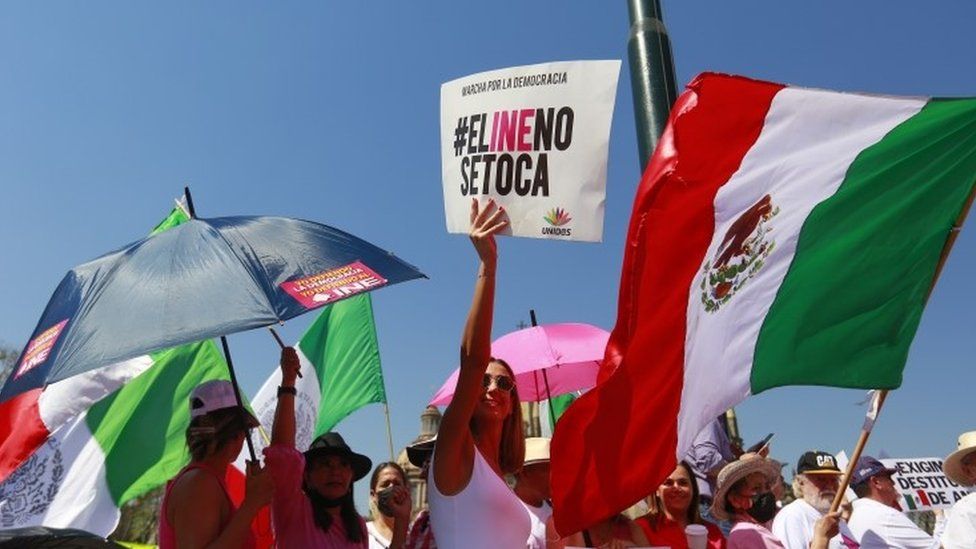 Guadalajara'daki protestocular İspanyolca "INE'ye dokunma" sloganıyla. Fotoğraf: 27 Şubat 2023