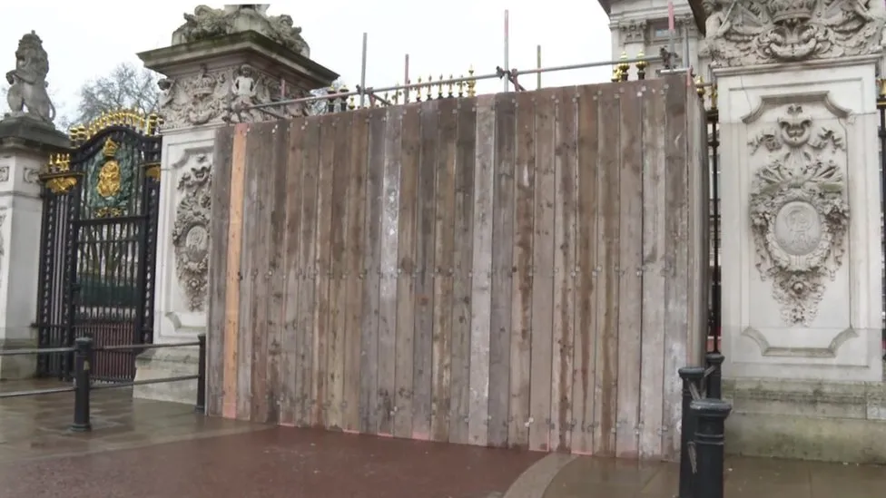 Man arrested after Buckingham Palace gate crash