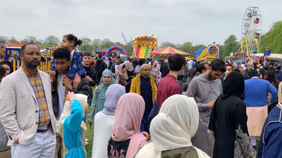 Hundreds of Muslims celebrate Eid alFitr in Leicester park BBC News