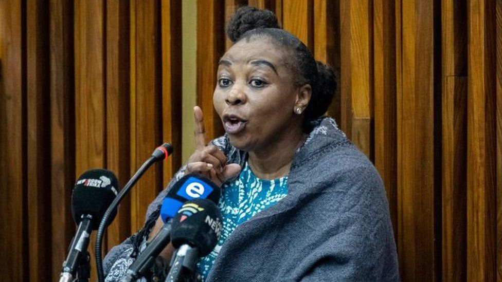 Номиа Розмари Ндлову жестикулирует перед Высоким судом Южного Гаутенга в Йоханнесбурге 27 сентября 2021 г.