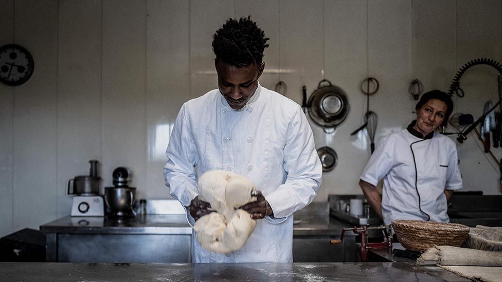 A bolangere preparing bread