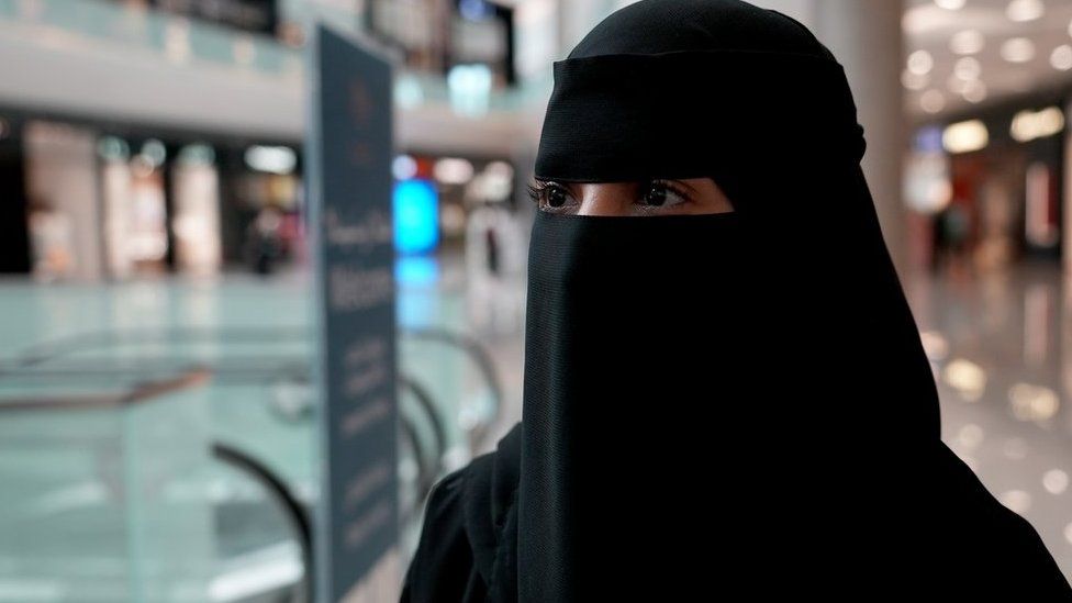 Женщина в хиджабе, не назвавшая своего имени, разговаривает с Би-би-си в торговом центре в Джидде