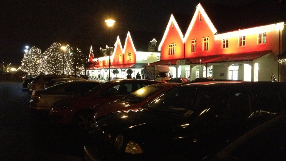 Black Friday Bicester Village queues 'surprisingly short' BBC News