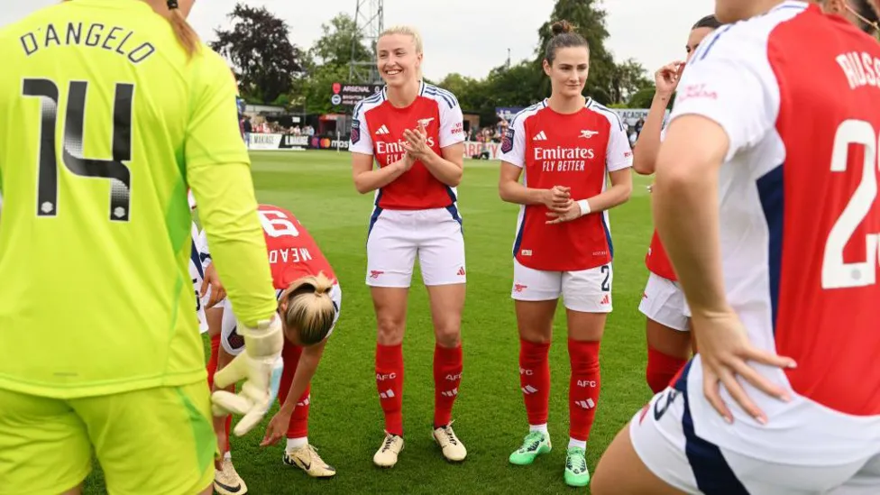 England Captain Williamson Signs New Contract with Arsenal.