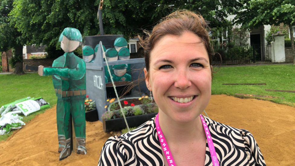 D-Day beach scene recreated in Huntingdon town centre - BBC News