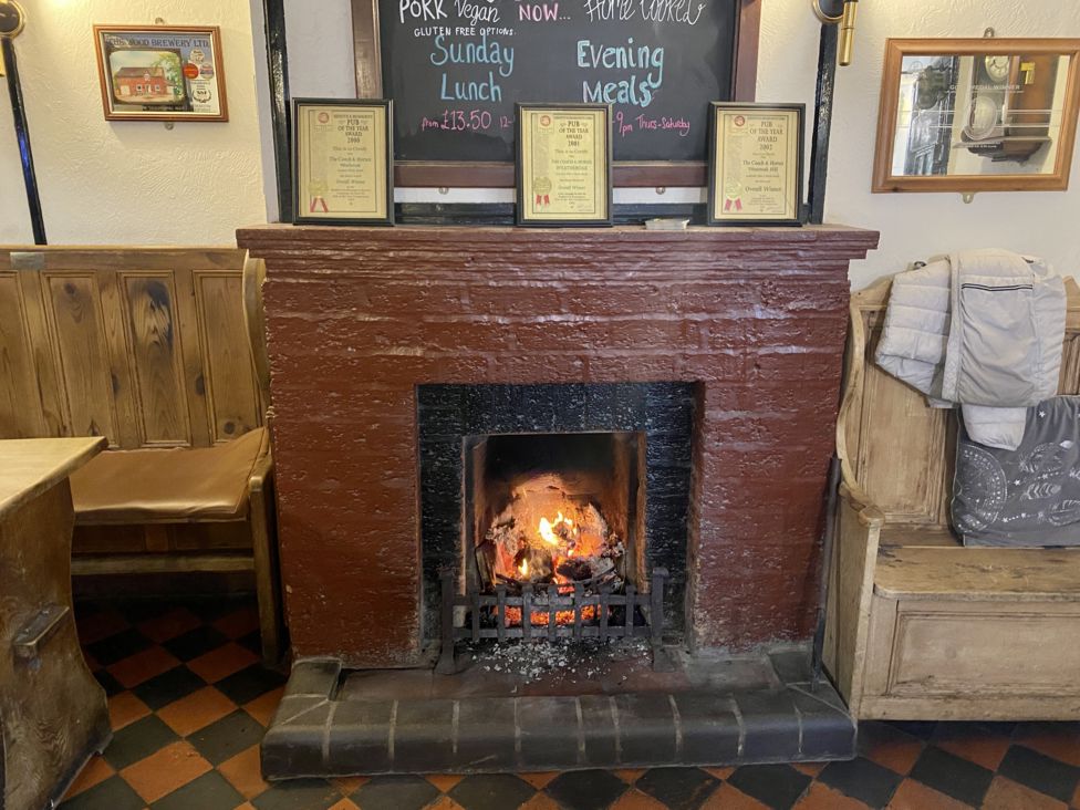 Couple celebrate 55 years running Alvechurch pub BBC News