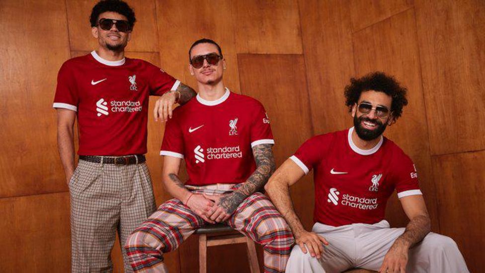 Liverpool: Reds unveil new home shirt - BBC Sport