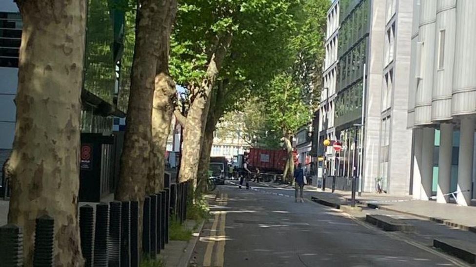 Fitzrovia: Cyclist Killed In Central London Lorry Crash - BBC News