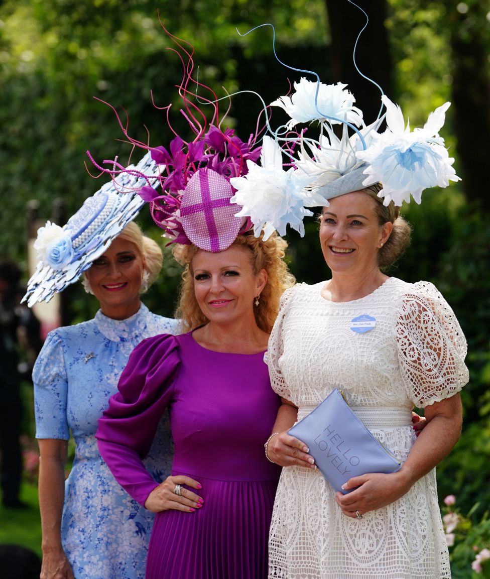 Royal Ascot: King and Queen join racegoers - BBC News