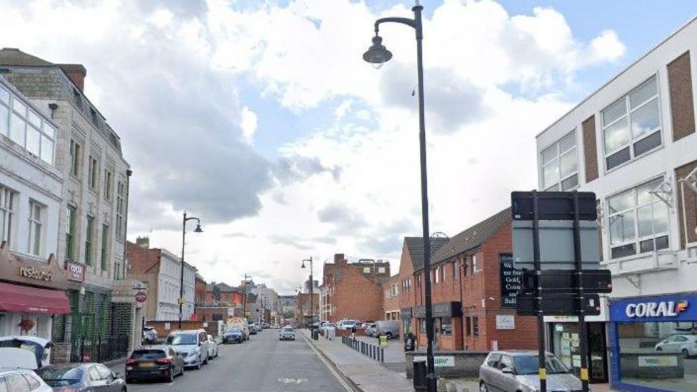 Man hurt as gunshots fired on Birmingham street - BBC News