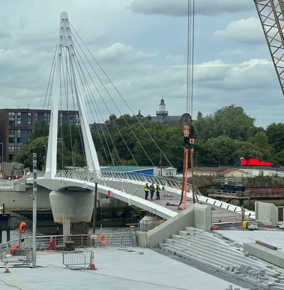 New Govan-Partick bridge installed over River Clyde in Glasgow - BBC News