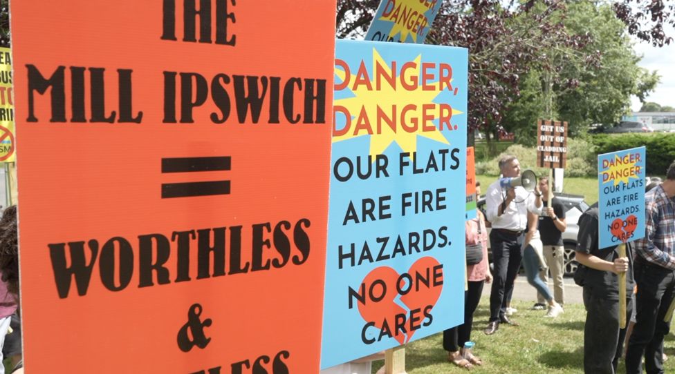 Residents protest over Ipswich tower block 'cladding jail' BBC News