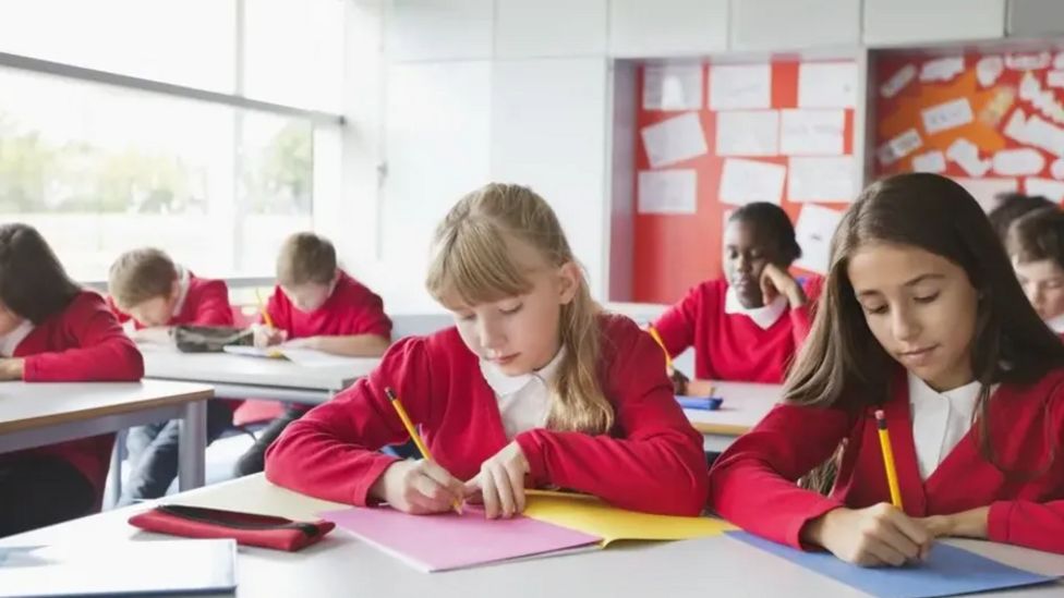 NI Education: Unions Suspend School Support Worker Strike - BBC News