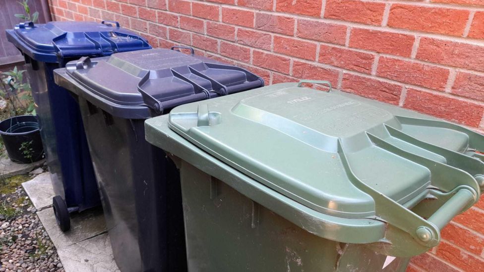 Huntingdonshire bin collectors struggle to make ends meet union BBC