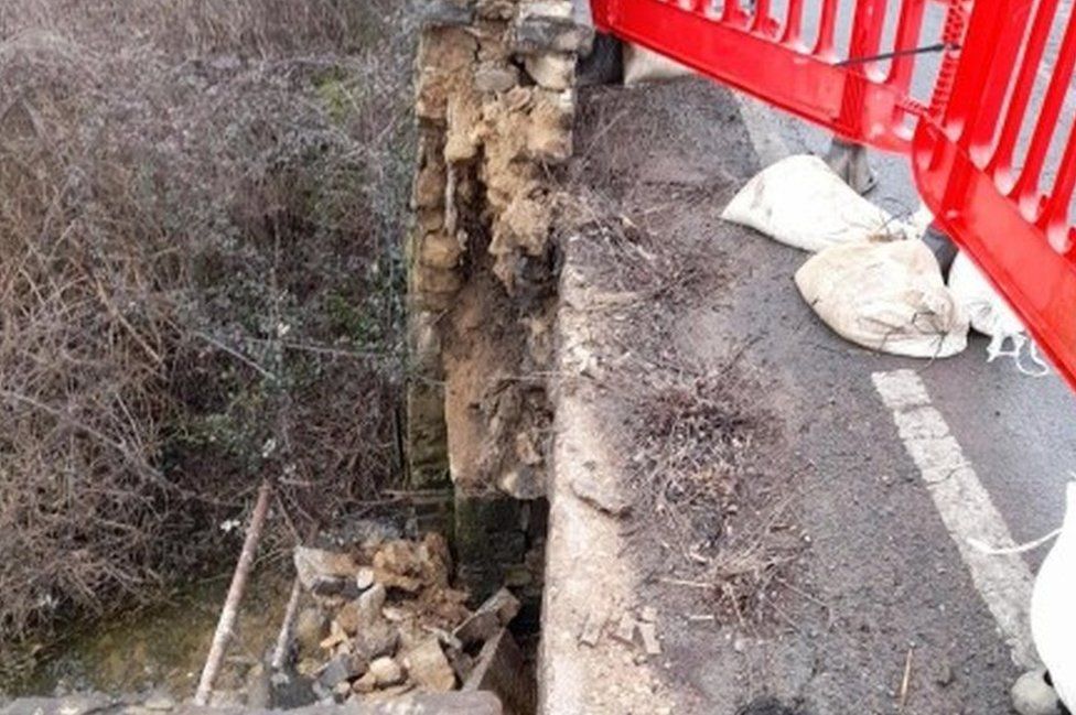 Heyford Bridge to remain open to traffic despite water damage - BBC News