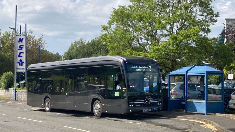 Bus Vannin continues trials of electric buses on Manx roads - BBC News