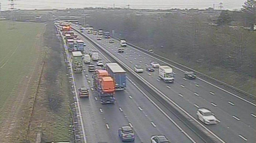 M5 closed as cattle trailer overturns near Droitwich BBC News