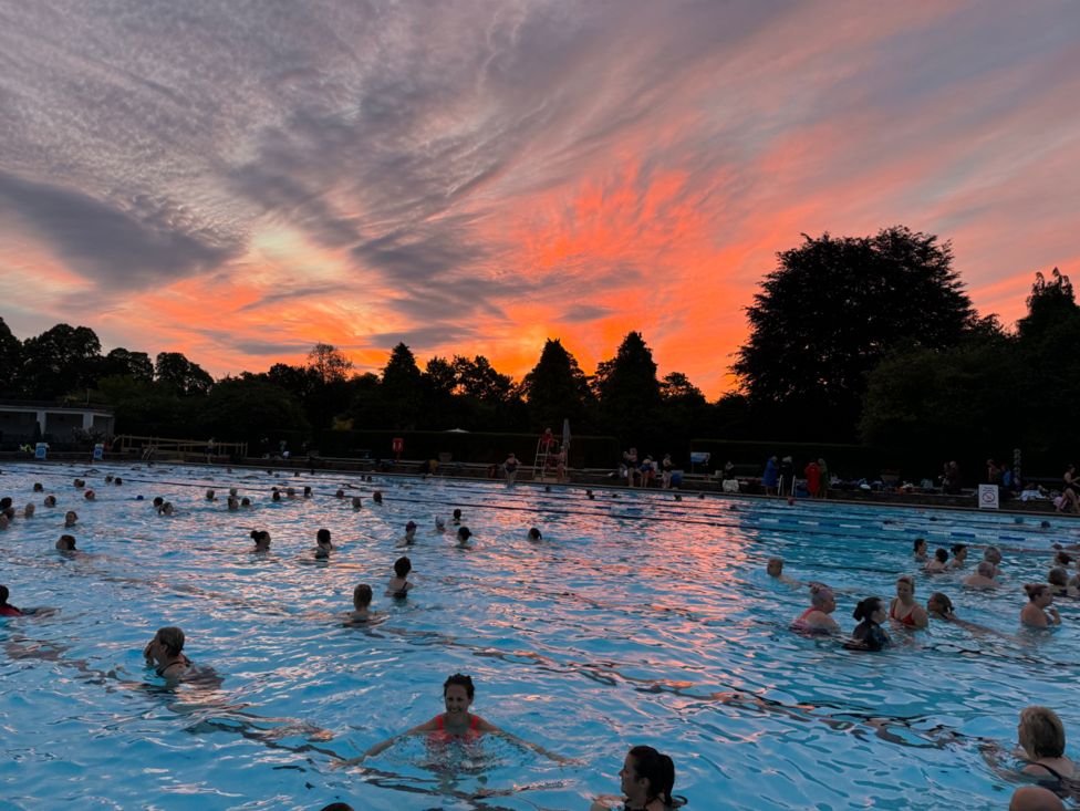 Matlock Bath lido opens in early hours to mark summer solstice - BBC News