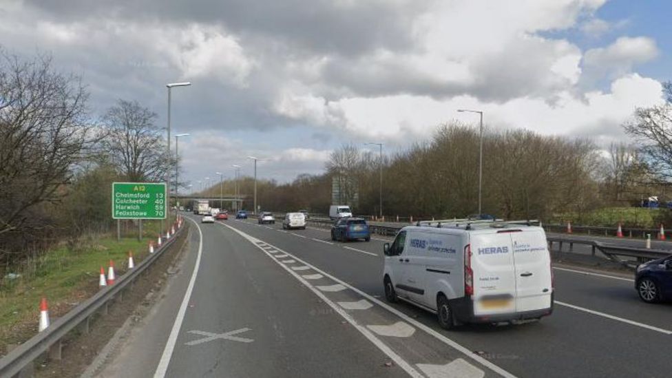 A12 crash at Brentwood partially closes carriageway - BBC News