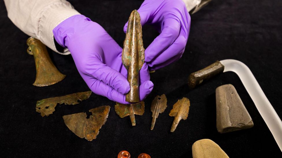 Bronze Age finds returning on loan to Isle of Lewis - BBC News