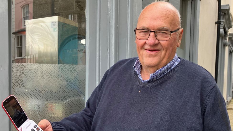 EE customers in Cornish town of Fowey without phone signal BBC News