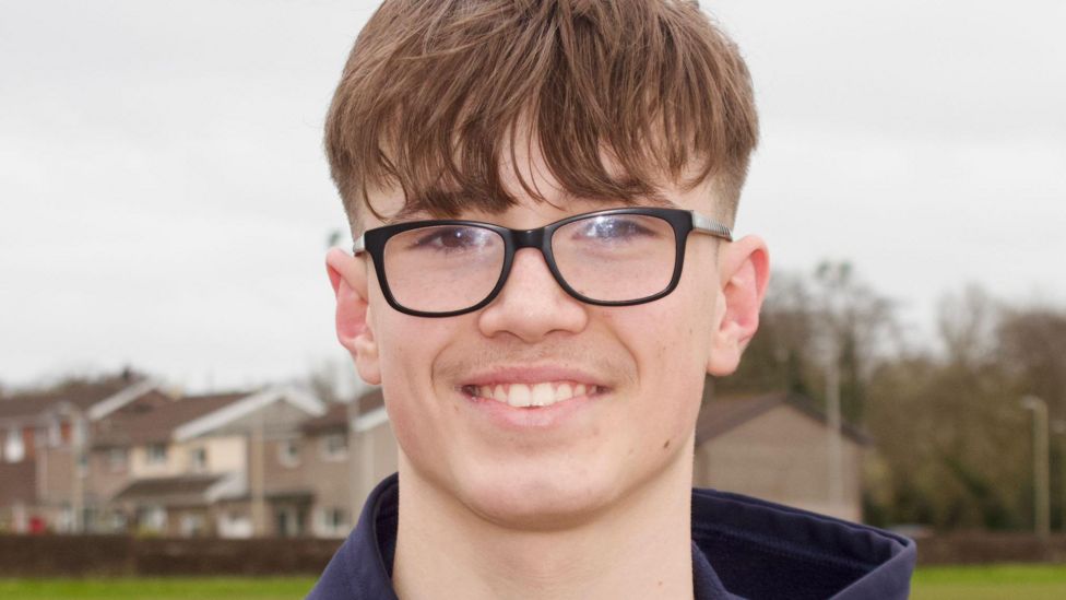 Bridgend teens praised for rescuing woman, 62, from river - BBC News