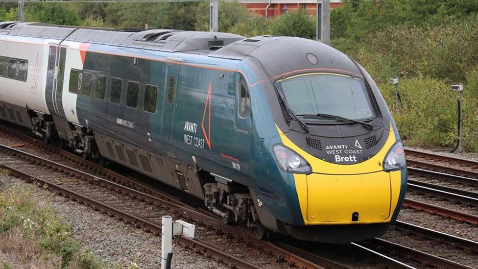 Rail worker in near miss on West Coast Main Line - report - BBC News