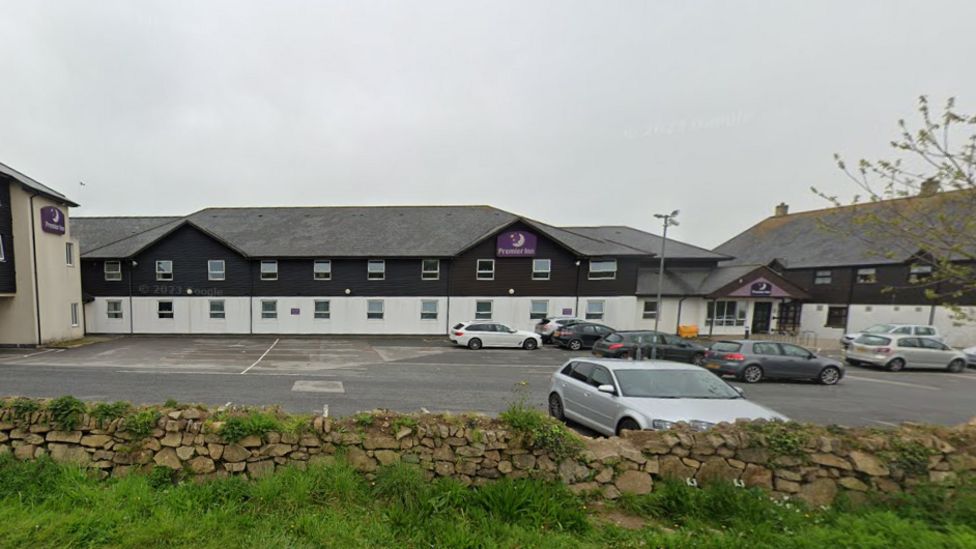 Man arrested for making threats at Hayle Premier Inn - BBC News