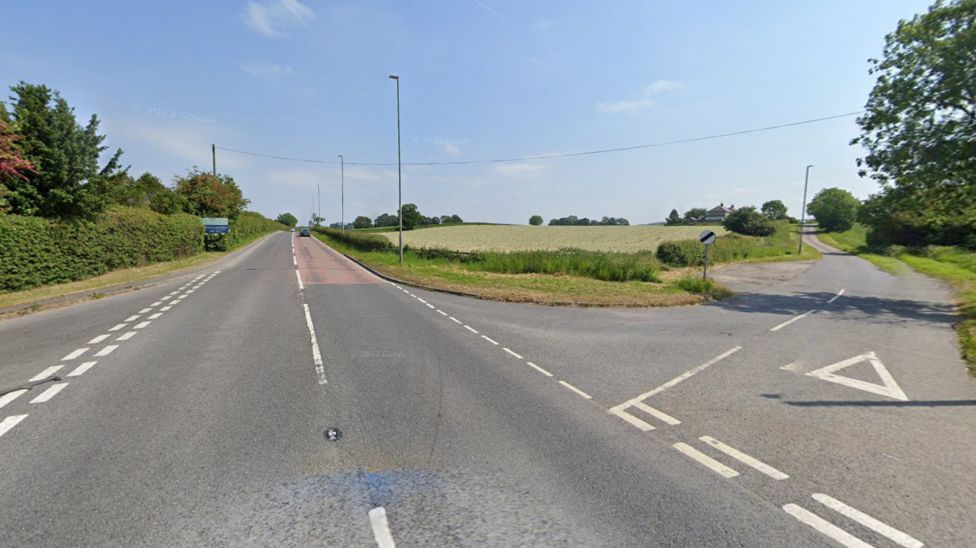 A60 Mansfield Road: Man dies in hospital after two-car crash - BBC News