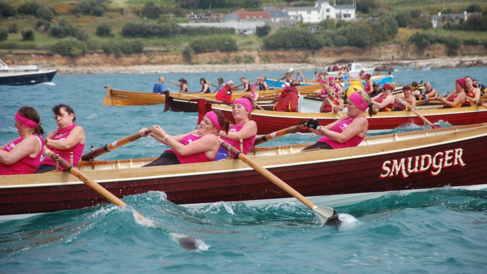 Gig rowers head to Scilly for world championships - BBC News