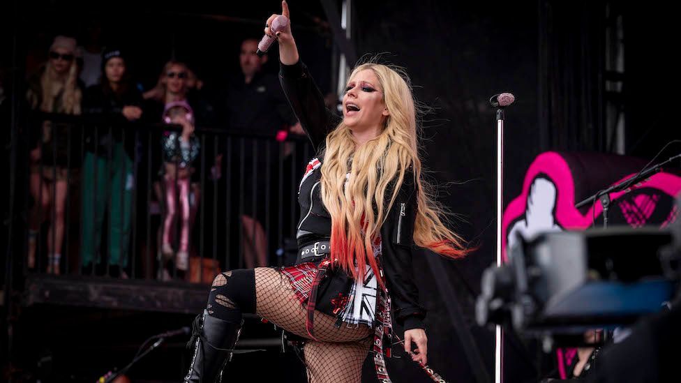 Avril Lavigne dancing
