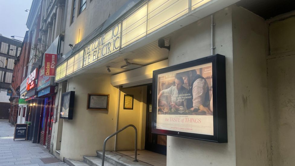 The Electric: UK's oldest working cinema closing its doors - BBC News