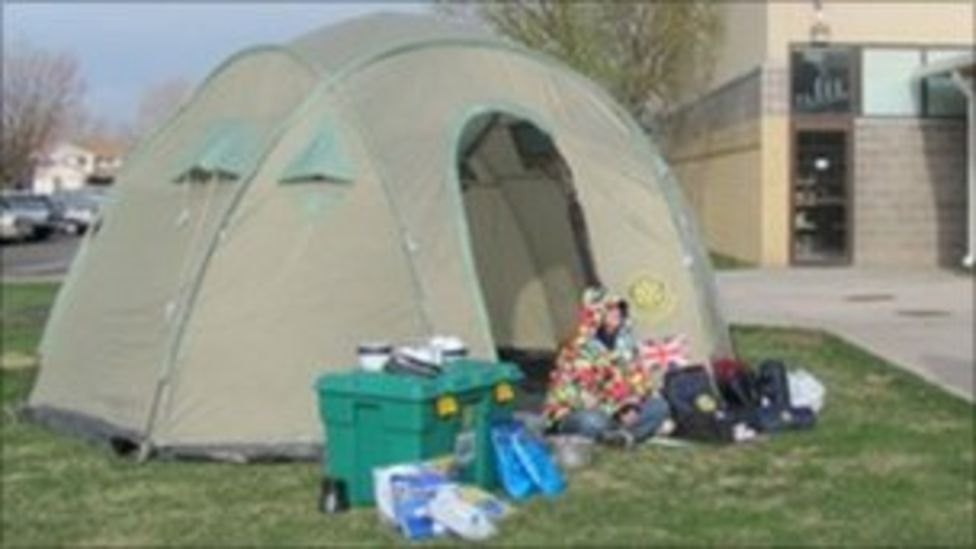 ShelterBox charity's Falmouth tent 'sleepover' BBC News