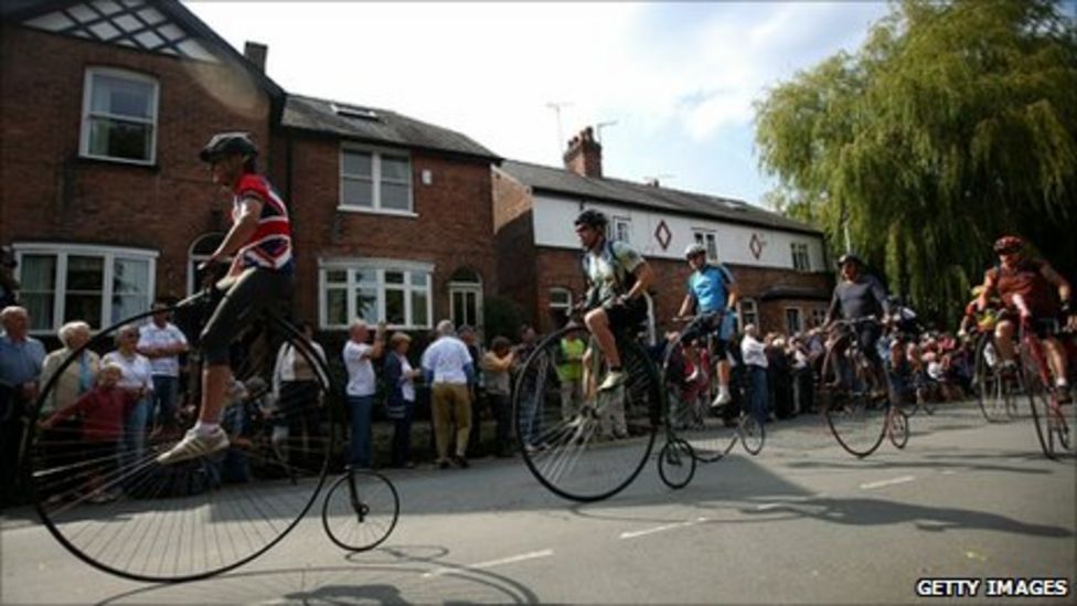 Penny farthing race takes place in Knutsford - BBC News