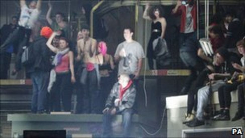 Riot police tackle 'illegal' rave in High Holborn - BBC News