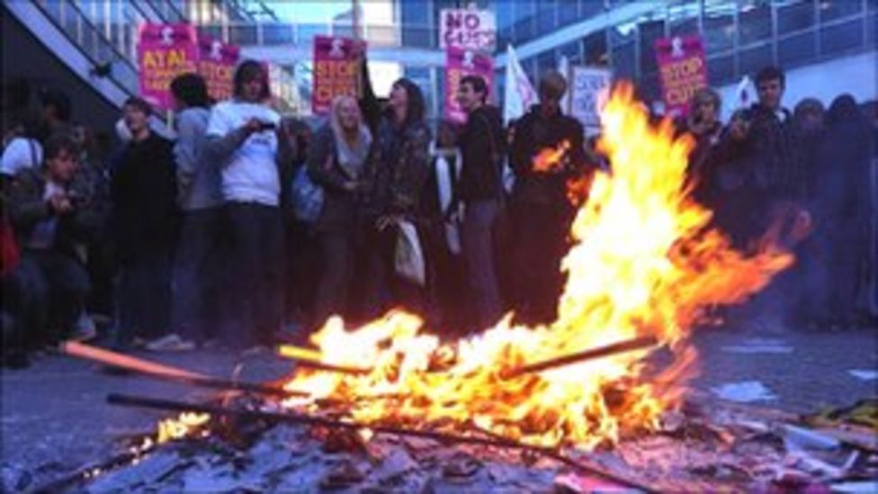 Petition against Metropolitan Police 'kettling' tactic BBC News