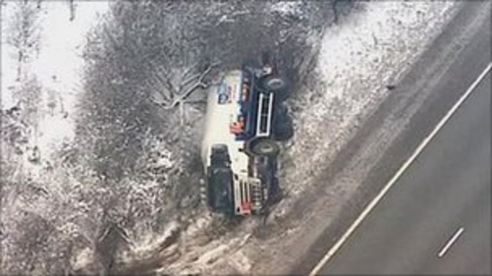 M25 disruption after tanker overturns near Clacket Lane - BBC News